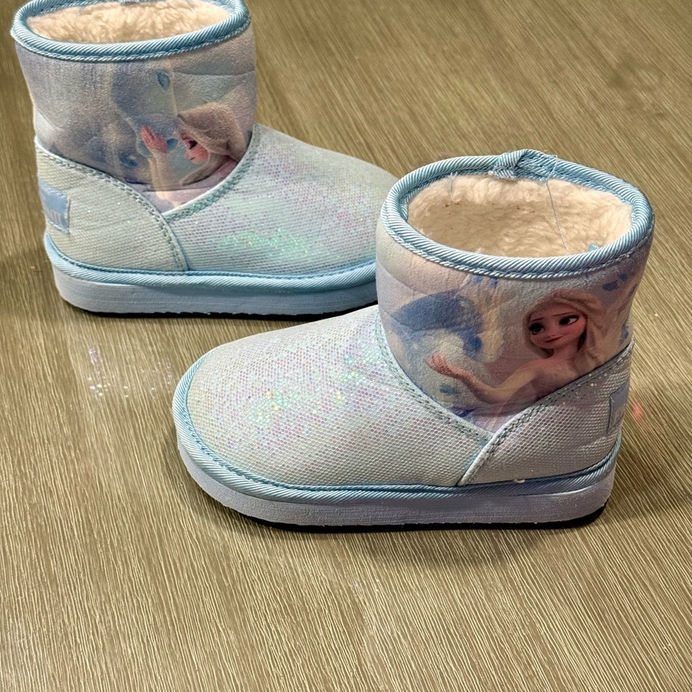 Disney frozen two Blue and White Kids Boots size 7.5